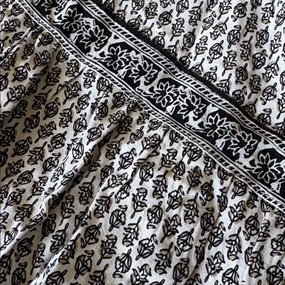 Old Navy Black and White V‑Neck Tiered Maxi Dress - Picture 4 of 7